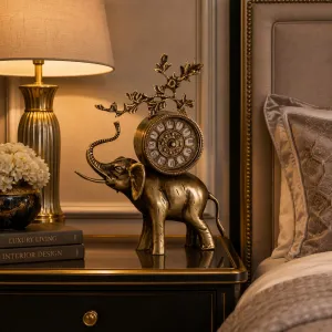 Royal Elephant Luxus Tischuhr mit römischem Zifferblatt & kunstvollem Ast-Kranz Lifestyle-Ansicht von Luxury Group International