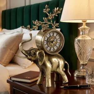Royal Elephant Luxus Tischuhr mit römischem Zifferblatt & kunstvollem Ast-Kranz Lifestyle-Ansicht von Luxury Group International