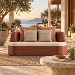 Canapé d'extérieur courbé Ruby Red & Cream avec coussins – 178 cm - Mobilier de luxe pour hôtels Vue lifestyle par Luxury Group International
