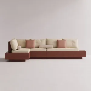 Ruby Red Luxus L-förmiges Betonsofa mit cremefarbenen Kissen – Gartenmöbel Vorderansicht von Luxury Group International