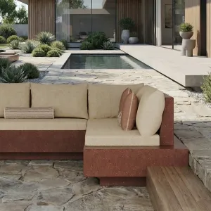 Ruby Red Luxus L-förmiges Betonsofa mit cremefarbenen Kissen – Gartenmöbel Lifestyle-Ansicht von Luxury Group International