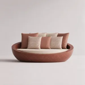 Canapé de Jardin Extérieur Sculptural Ruby Red avec Assise Crème & Coussins Rose Rouge - Mobilier d'Hôtel de Luxe Vue de face par Luxury Group International