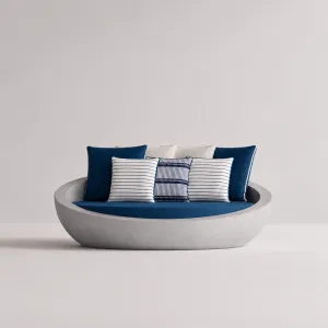 Canapé de Jardin Sculptural d'Extérieur avec Coussins Bleus et Base Style Pierre - Mobilier de Luxe pour Hôtels Vue de face par Luxury Group International