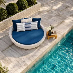 Canapé de Jardin Sculptural d'Extérieur avec Coussins Bleus et Base Style Pierre - Mobilier de Luxe pour Hôtels Vue lifestyle par Luxury Group International