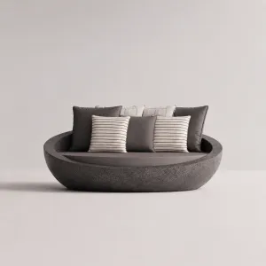 Divano da Giardino Outdoor con Cuscini Carbone e Base in Stile Pietra Scura - Mobili di Lusso per Hotel Vista frontale di Luxury Group International