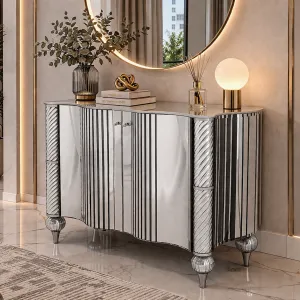 Luxus-Sideboard mit Silberfinish, geschwungenem Spiegelglas-Korpus und kannelierten Säulen Lifestyle-Ansicht von Luxury Group International