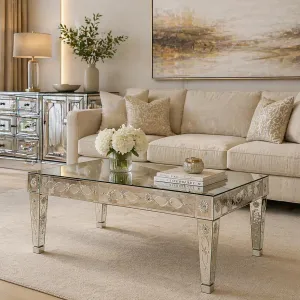 Luxus-Couchtisch aus verspiegeltem Glas mit Silberauflage und handgravierten floralen Details Lifestyle-Ansicht von Luxury Group International
