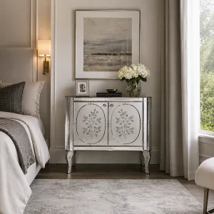 Silbernes venezianisches Luxus-Sideboard mit floral gravierten Spiegeltüren Lifestyle-Ansicht von Luxury Group International