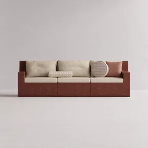 Terrakotta Rotes Luxus Outdoor Modulares 3-Sitzer Sofa mit Cremigen Kissen – Modernes Möbelstück Vorderansicht von Luxury Group International