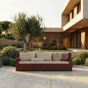 Terrakotta Rotes Luxus Outdoor Modulares 3-Sitzer Sofa mit Cremigen Kissen – Modernes Möbelstück Lifestyle-Ansicht von Luxury Group International