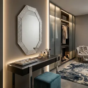 Strukturierter silberner achteckiger Luxus-Wandspiegel mit Rahmen aus distressed Glas Lifestyle-Ansicht von Luxury Group International