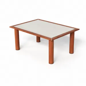 Luxuriöser rechteckiger Outdoor-Esstisch mit weißer Marmorplatte und abgerundeten Holzbeinen von Luxury Group International