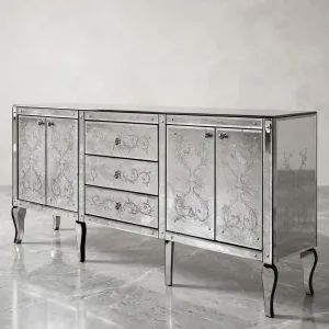Venetianisches Luxus-Sideboard mit floraler Gravur und silbernen Facettenspiegel-Türen Vorderansicht von Luxury Group International