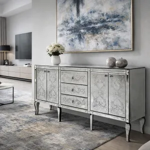 Venetianisches Luxus-Sideboard mit floraler Gravur und silbernen Facettenspiegel-Türen Lifestyle-Ansicht von Luxury Group International