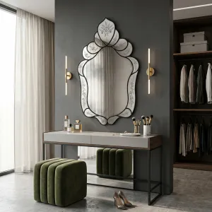 Miroir Mural de Luxe Designer Style Vénitien avec Bordure Noire et Cadre en Verre Gravé à Motifs Floraux Vue lifestyle par Luxury Group International