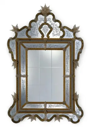 Miroir Mural Baroque de Luxe Style Vénitien avec Cime de Couronne Ornée dans un Cadre en Verre Floral Gravé à la Main Vue de face par Luxury Group International