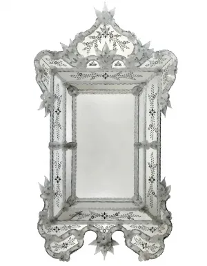 Miroir Mural Baroque Argenté de Style Vénitien avec Cime de Couronne Ornée dans un Cadre en Verre Gravé à la Main Vue de face par Luxury Group International