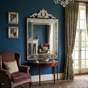 Miroir Mural de Luxe Style Vénitien avec Cadre Argenté à Perles et Cime Baroque Ornée Vue lifestyle par Luxury Group International