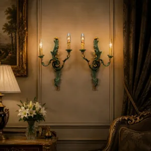Barockes Luxus-Kerzenhalter-Set aus Bronze mit Grünspan-Finish und zwei Kerzenarmen Lifestyle-Ansicht von Luxury Group International
