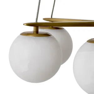 Warmer moderner Luxus-Kronleuchter aus antikgoldenem Messing mit fünf mattierten Glasgloben Detailansicht von Luxury Group International