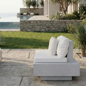 Canapé de Jardin d'Extérieur avec Base en Béton Blanc et Gris et Assise Coussinée - Mobilier de Luxe pour Hôtels Vue lifestyle par Luxury Group International