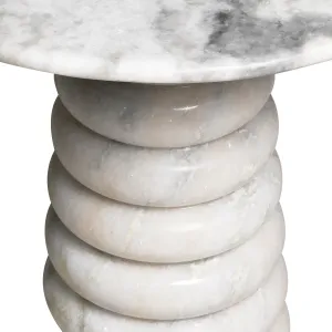 Table d'appoint ronde en marbre blanc avec piètement sculptural à colonnes superposées - Mobilier d'hôtel de luxe Vue détaillée par Luxury Group International