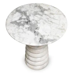 Table d'appoint ronde en marbre blanc avec piètement sculptural à colonnes superposées - Mobilier d'hôtel de luxe Vue de face par Luxury Group International