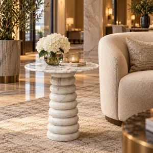 Table d'appoint ronde en marbre blanc avec piètement sculptural à colonnes superposées - Mobilier d'hôtel de luxe Vue lifestyle par Luxury Group International