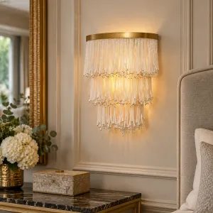 Lampada da Parete a Strati con Perline Bianche, Fili di Vetro Bianco e Cornice Dorata - Mobili di Lusso per Hotel Vista lifestyle di Luxury Group International