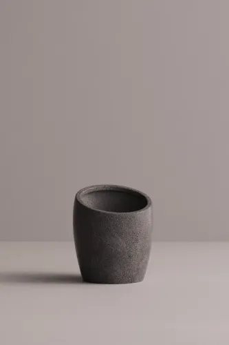 Moderne dekorative Pflanzgefäße für Innen- und Außenbereiche von Luxury Group International