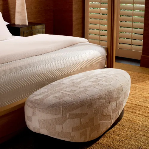 Banco Real Tapizado – Tela Brooklyn Sand y Acabado en Chapa Negra Elegante por Luxury Group International