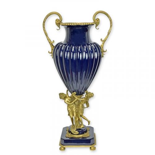 Luxuriöse Urne aus blauem Porzellan mit Bronzebeschlag