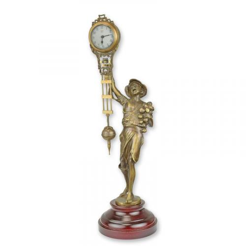 Luxuriöse Mysterieuse-Tischuhr, gehalten von einem Jungen