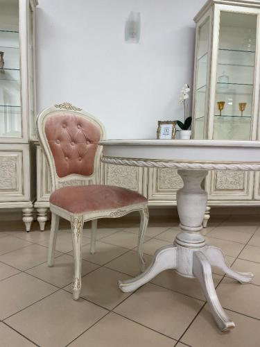 Luxuriöser Polsterstuhl mit Rückenlehne und Knopfheftung