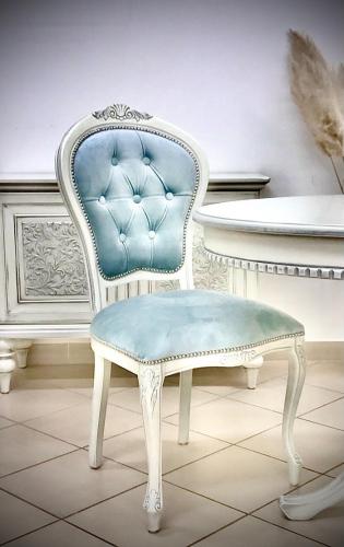 Luxuriöser Polsterstuhl mit Rückenlehne und Knopfheftung