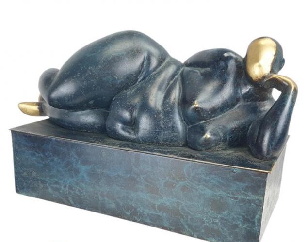 Luxury Bronze Classical Figurative Reclining Female Sculpture – Artistic by Luxury Group International