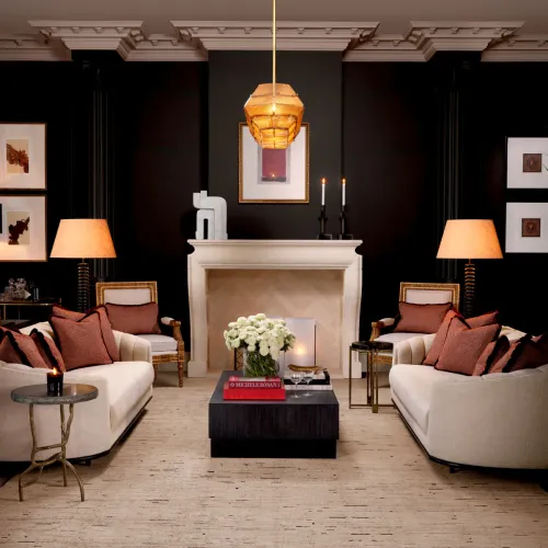 Lampadaire à finition noire piano de luxe et base en granit noir par Luxury Group International