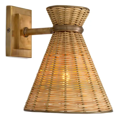 Lujosa lámpara de pared con acabado en latón vintage y ratán natural por Luxury Group International