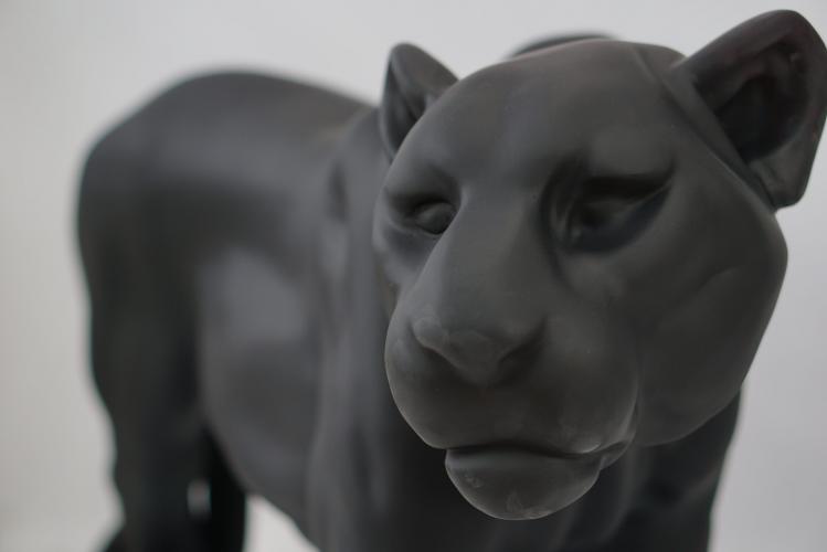 Luxus Stehende Schwarze Panther Skulptur in zeitgenössischer Schwarzer Matte Ausführung von Luxury Group International