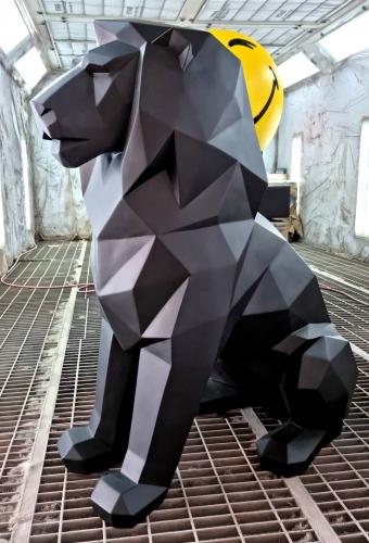 Luxuriöse geometrische Löwen-Skulptur in sitzender Position - 135 CM