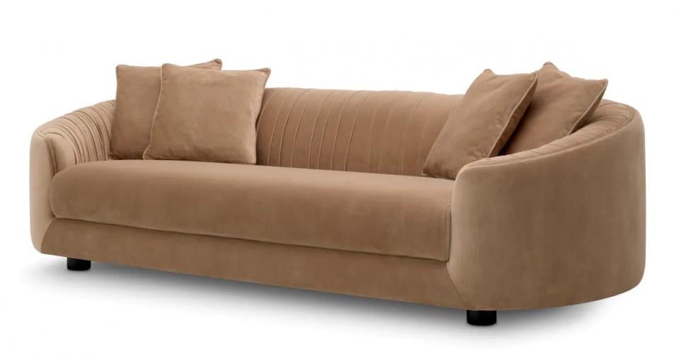 Luxuriöses Amaro Camel Samtsofa mit skulptierten Kurven und schwarzen Füßen