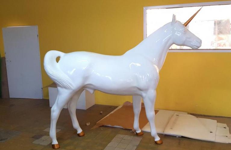 Luxuriöse lebensgroße Einhorn-Skulptur aus Fiberglas – Einfarbige Edition