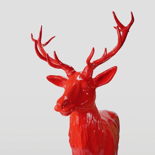 Luxus Fiberglas-Hirschskulptur in stehender Position – Einfarbige Edition von Luxury Group International