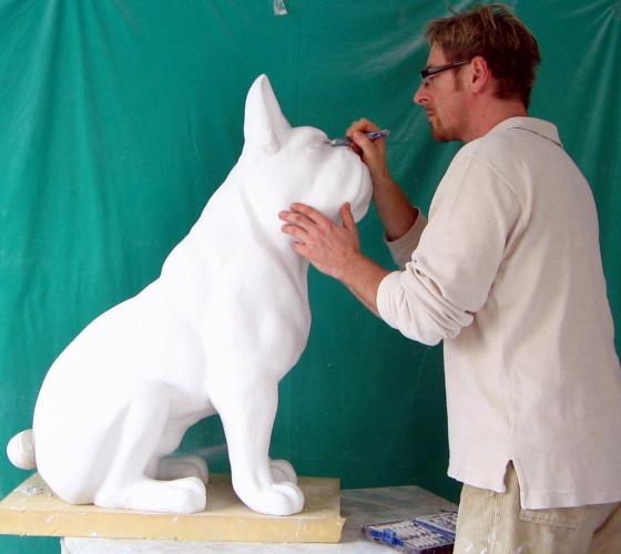 Luxus sitzende einfarbige Bulldoggen-Skulptur von Luxury Group International