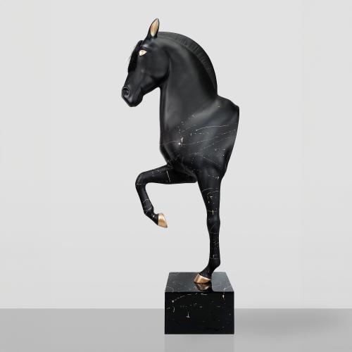 Luxus Fiberglas-Skulptur eines schwarzen Pferdekopfes auf Sockel von Luxury Group International
