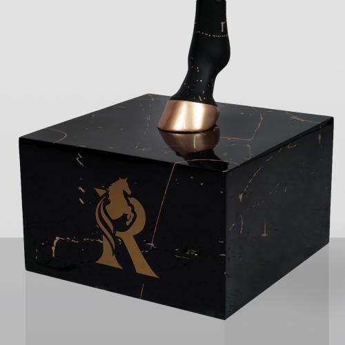 Luxus Fiberglas-Skulptur eines schwarzen Pferdekopfes auf Sockel von Luxury Group International