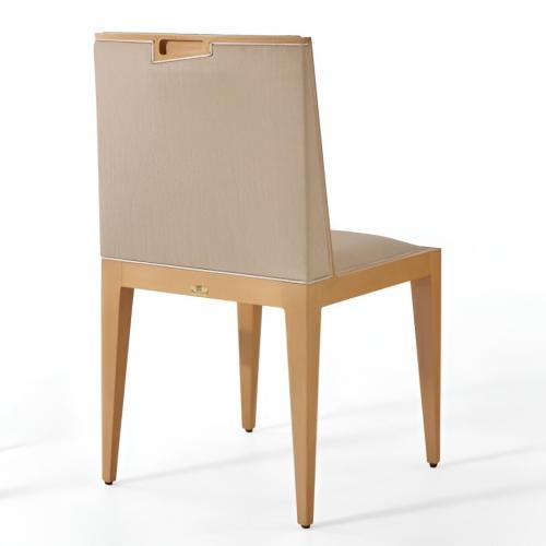 Luxus gepolsterter Esszimmerstuhl in Beige mit eleganten Holzdetails von Luxury Group International