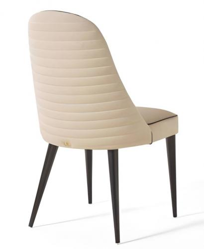 Lujosa Silla de Comedor Tapizada Beige con Respaldo Acanalado y Patas de Madera Oscura por Luxury Group International