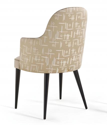 Lujoso Sillón de Comedor Tapizado Beige con Respaldo de Diseño Artístico y Patas de Madera Oscura por Luxury Group International