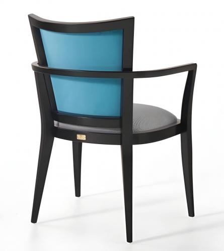 Sillón de comedor tapizado de lujo con respaldo de seda turquesa y estructura de madera negra pulida por Luxury Group International